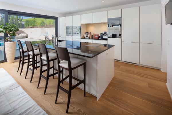 Atemberaubende 8.5-Zimmer Villa mit Privatpool an sehr guter familienfreundlicher Lage - Bild# 4