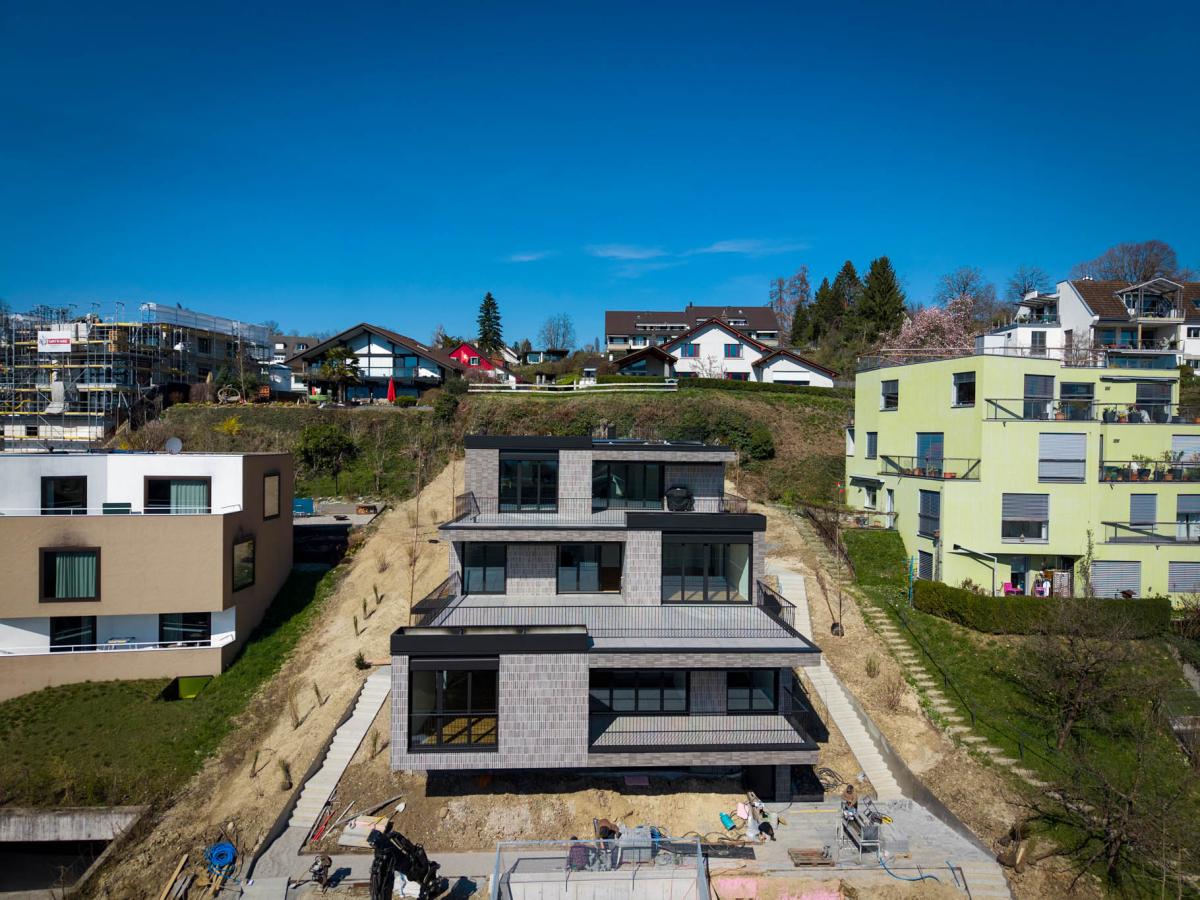Exklusive und hochwertige 4.5-Zimmer-Terrassenwohnung - Ihr Traumdomizil mit Teilseesicht in Uerikon / ZH - Bild# 1
